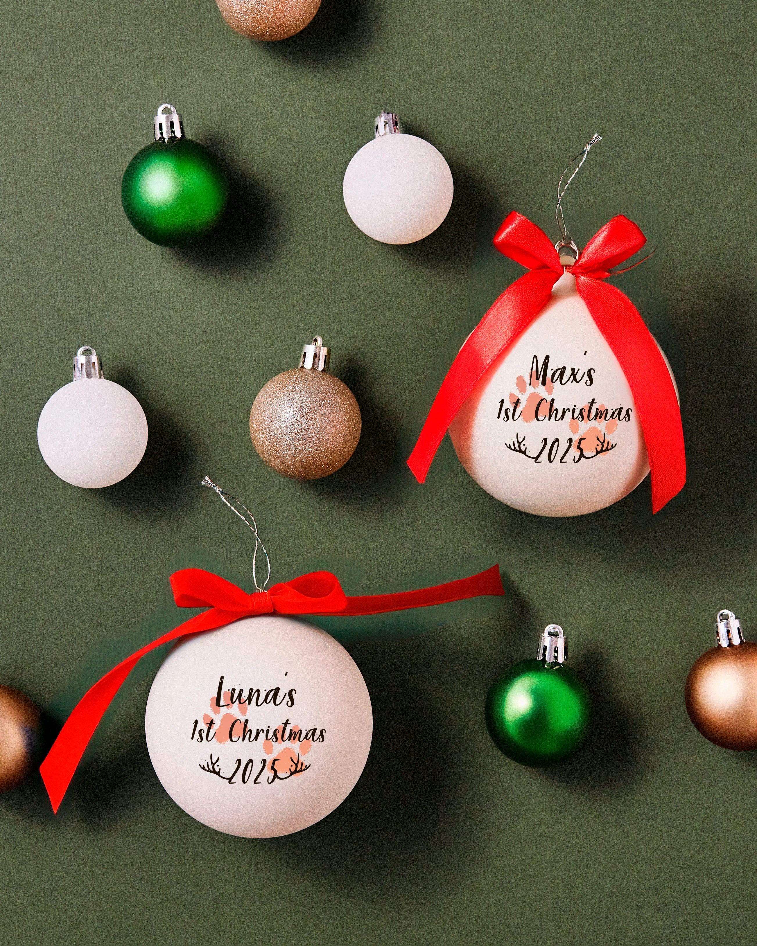 White glass pet bauble personalised with pet’s name and year – paw print design with gold top and red satin bow